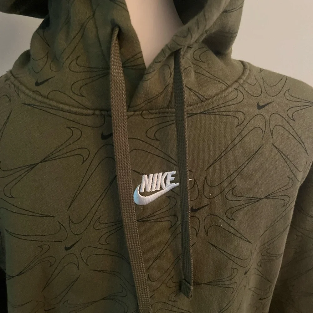 Nike Club Center Swoosh Hoodie AOP All Over Logo Olive Green Small DM7930-326 - Picture 3 of 6